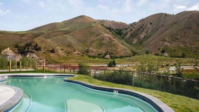 astoria-hot-springs-outside-02