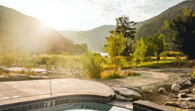 astoria-hot-springs-outside-03