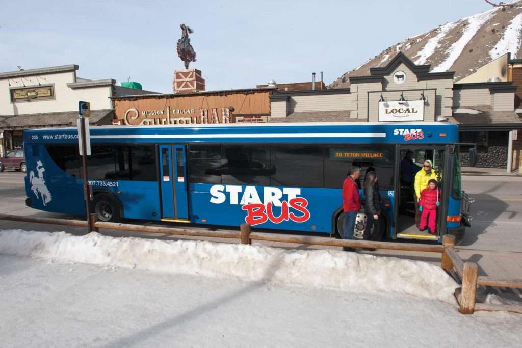 start-bus-outside-01